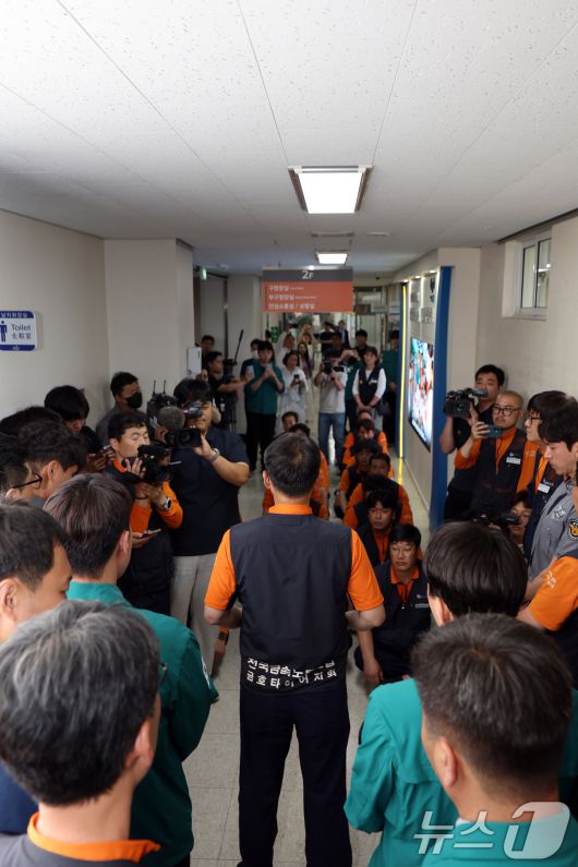 금호타이어 노조가 28일 광주 광산구청에 항의 방문하고 있다. 노조는 전날 박병규 구청장이 금호타이어 광주공장의 함평 빛그린 산단 이전 가능성이 낮다고 발언한 것에 대해 항의했다. 2025.5.28/뉴스1 ⓒ News1 이승현 기자