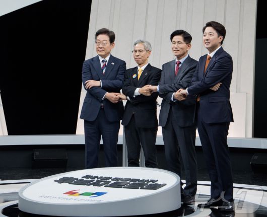 이재명 더불어민주당 대통령 후보(왼쪽부터), 권영국 민주노동당 대통령 후보, 김문수 국민의힘 대통령 후보, 이준석 개혁신당 대통령 후보가 27일 서울 마포구 상암동 MBC 스튜디오에서 진행된 정치 분야 TV토론회에 참석해 포즈를 취하고 있다. 2025.5.27/뉴스1 ⓒ News1 국회사진기자단