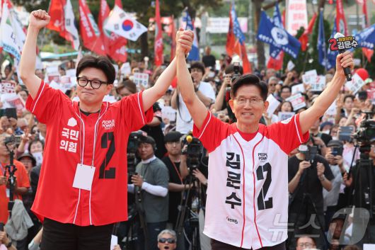 김문수 국민의힘 대통령 후보가 26일 오후 서울 도봉구 방학동 사거리 유세에서 한동훈 전 대표와 함께 시민들에게 인사하고 있다. (공동취재) 2025.5.26/뉴스1 ⓒ News1 이광호 기자