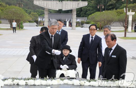 노태우 전 대통령의 아내 김옥숙씨가 19일 광주 북구 운정동 국립 5·18민주묘지에 참배하고 있다. 이날 김 여사의 참배에는 아들인 노재헌 재단법인 동아시아문화센터 이사장이 함께했다. 2025.5.19/뉴스1 ⓒ News1 이수민 기자