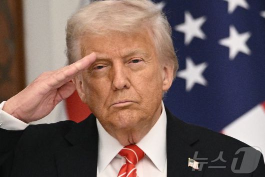 도널드 트럼프 미국 대통령이 14일(현지시간) 카타르 도하의 루사일 궁전에서 열린 국빈 만찬에 앞서 미국 국가가 연주되는 동안 경례를 하고 있다. 2025.05.14 ⓒ AFP=뉴스1 ⓒ News1 류정민 특파원