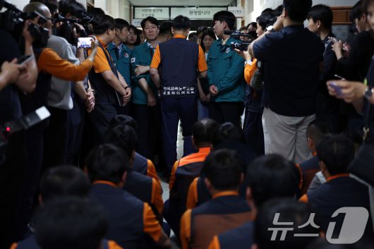 금호타이어 노조가 28일 광주 광산구청에 항의 방문하고 있다. 노조는 전날 박병규 구청장이 금호타이어 광주공장의 함평 빛그린 산단 이전 가능성이 낮다고 발언한 것에 대해 항의했다. 2025.5.28/뉴스1 ⓒ News1 이승현 기자