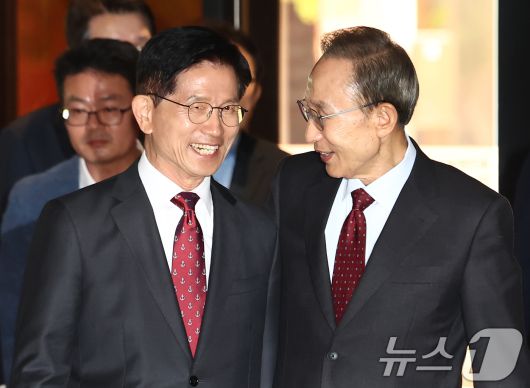 김문수 국민의힘 대통령 후보와 이명박 전 대통령이 27일 서울 여의도의 한 호텔에서 회동하고 있다. 2025.5.27/뉴스1 ⓒ News1 김민지 기자