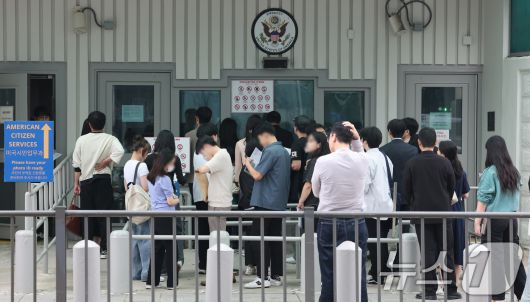 28일 서울 종로구 주한미국대사관 앞에 시민들이 미국 비자심사를 받기 위해 줄지어 서 있다.2025.5.28/뉴스1 ⓒ News1 임세영 기자