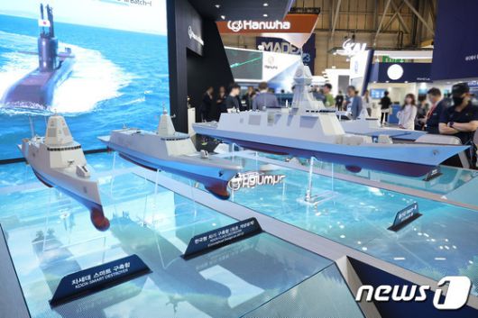 2023년 6월 부산 벡스코에서 열린 제13회 국제해양방위산업전(MADEX)에 전시된 한화오션의 울산급 호위함 등 최첨단 전투함 함정모형<자료사진>(한화오션 제공). 2023.6.7/뉴스1