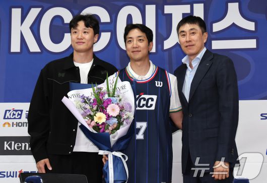 부산 KCC 이지스로 이적한 허훈(가운데)이 29일 서울 강남구 KBL센터에서 열린 입단식에서 허웅, 이상민 감독과 기념촬영을 하고 있다. 허훈은 부산 KCC와 계약 기간 5년, 보수 총액 8억원(연봉 6억5000만원·인센티브 1억5000만원)에 계약했다. 이로써 허훈은 형 허웅과 연세대 시절 이후 11년 만에 한솥밥을 먹게 됐다. 2025.5.29/뉴스1 ⓒ News1 김성진 기자
