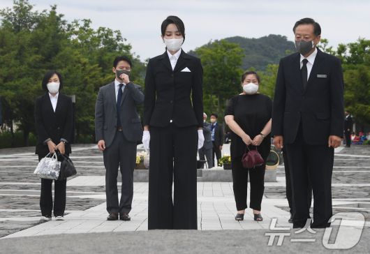 김 여사가 지난 2022년 6월 13일 경남 김해 봉하마을을 찾아 고 노무현 전 대통령 묘역을 참배하는 모습. 왼쪽 첫번째가 유경옥 씨. (대통령실사진기자단) 2025.5.21/뉴스1