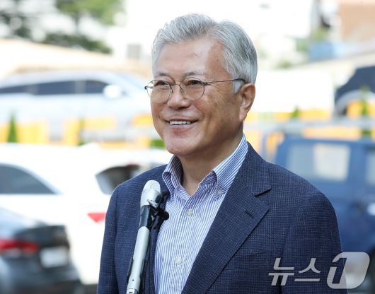 문재인 전 대통령이 제21대 대통령선거 사전투표 첫날인 29일 오전 경남 양산시 하북면주민자치센터에 마련된 하북면 사전투표소에서 투표를 마친 뒤 취재진 질문에 답하고 있다. 2025.5.29/뉴스1 ⓒ News1 윤일지 기자