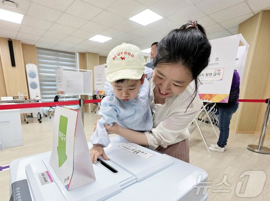 제21대 대통령 선거 사전투표 첫날인 29일 광주 중흥동 사전투표소에서 유권자들이 한 표를 행사하고 있다.(광주 북구 제공. 재판매 및 DB 금지) 2025.5.29/뉴스1 ⓒ News1 박지현 기자