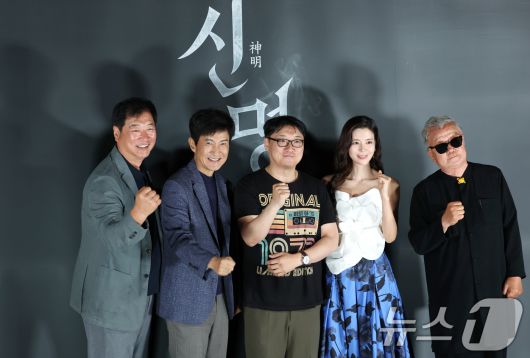 배우 주성환(왼쪽부터)과 안내상, 김남균 감독, 김규리, 명계남이 29일 서울 용산구 CGV용산아이파크몰에서 열린 영화 ‘신명’ 제작보고회에 참석해 포즈를 취하고 있다. '신명'은 신비로운 힘을 이용해 권력을 쥐려는 한 여인 윤지희(김규리 분)와 숨겨진 거대한 진실을 파헤치는 저널리스트 정현수(안내상 분)의 치열한 싸움 그리고 은밀한 음모, 주술과 정치의 결탁을 파헤치는 충격적인 스토리를 담아낸 작품이다. ⓒ News1 권현진 기자