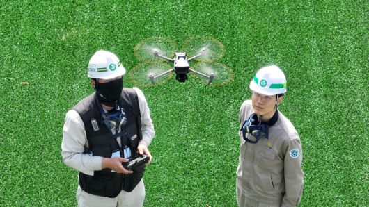 드론 운용하는 안전패트롤 요원들(영풍 제공)