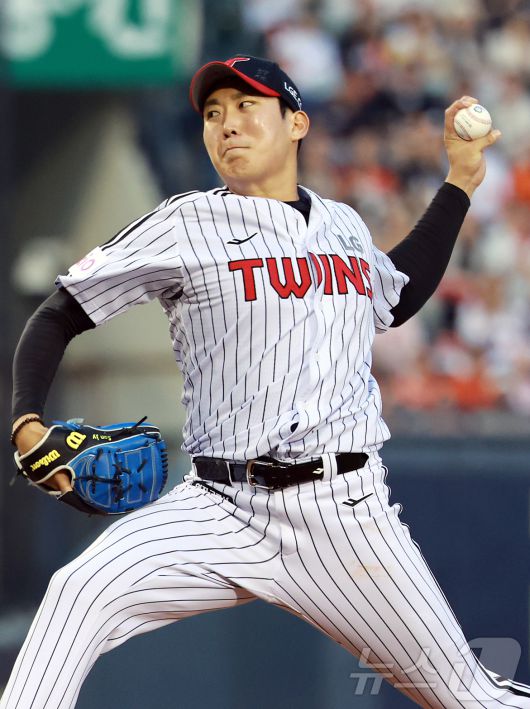 29일 오후 서울 송파구 잠실야구장에서 열린 프로야구 '2025 신한 SOL뱅크 KBO 리그' 한화 이글스와 LG 트윈스의 경기, LG 선발 손주영이 2회초 힘차게 공을 던지고 있다. 2025.5.29/뉴스1 ⓒ News1 김진환 기자