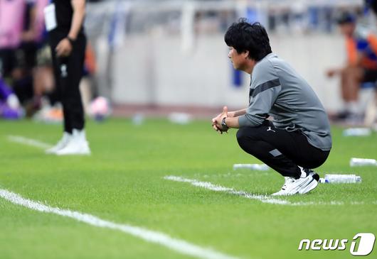 김병수 수원삼성 감독이 28일 오후 인천광역시 중구 도원동 인천축구전용경기장에서 열린 2023 하나원큐 FA컵 5라운드(8강) 인천유나이티드와 수원삼성의 경기에서 쪼그려 앉아 피치를 바라보고 있다. 2023.6.28/뉴스1 ⓒ News1 박정호 기자