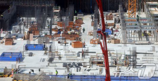 서울 시내 신축 아파트 시공 현장에서 건설노동자들이 작업을 하고 있다. 뉴스1 ⓒ News1 김진환 기자