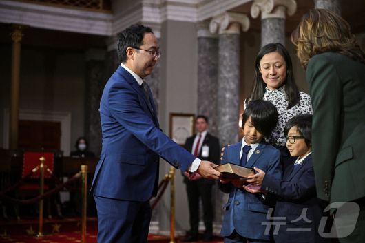 한국계로는 처음으로 미국 연방 상원에 진출한 민주당 소속 앤디 김 의원(42·뉴저지)이 3일(현지시간) 제119대 미 의회 개원일에 가족들이 지켜보는 가운데 취임 선서를 했다. 2025.1.3. ⓒ 로이터=뉴스1 ⓒ News1 조소영 기자