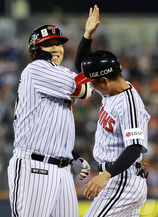 29일 오후 서울 송파구 잠실야구장에서 열린 프로야구 '2025 신한 SOL뱅크 KBO 리그' 한화 이글스와 LG 트윈스의 경기, LG 김현수가 7회말 2사 1,2루에서 역전 적시타를 친 뒤 송지만 코치와 하이파이브를 하고 있다. 2025.5.29/뉴스1 ⓒ News1 김진환 기자