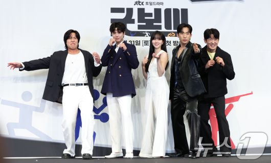 배우 태원석(왼쪽부터)과 박보검, 김소현, 이상이, 허성태가 29일 서울 구로구 더링크서울 트리뷰트 포트폴리오 호텔에서 열린 JTBC 새 토일드라마 '굿보이' 제작발표회에서 포즈를 취하고 있다. '굿보이'는 특채로 경찰이 된 전직 국가대표 선수들이 메달 대신 경찰 신분증을 목에 걸고, 비양심과 반칙이 판치는 세상에 맞서 싸우는 코믹 액션 청춘 수사극이다. 2025.5.29/뉴스1 ⓒ News1 권현진 기자