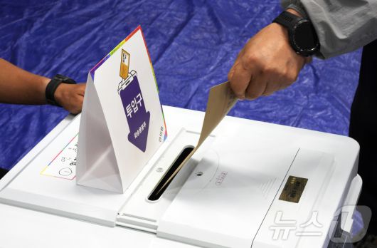 사전투표 첫날인 29일 오전 제주시 연동 사전투표소인 제주도의회 의원회관 대회의실에서 한 유권자가 투표를 하고 있다. 2025.5.29/뉴스1 ⓒ News1 오미란 기자