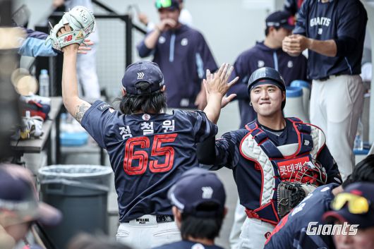롯데 더그아웃에서 세리머니하는 정철원.(롯데 자이언츠 제공)