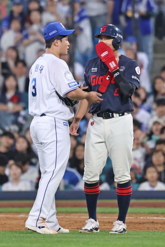 삼성 라이온즈 투수 최원태(왼쪽)가 29일 열린 KBO리그 대구 롯데 자이언츠전에서 5회초 전준우에게 몸에 맞는 볼을 던진 뒤 다가가 설명하고 있다. (삼성 라이온즈 제공)
