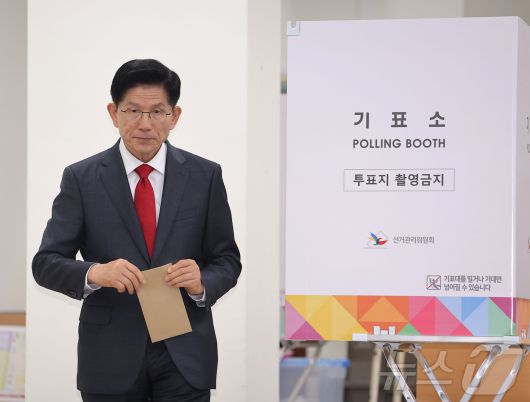 김문수 국민의힘 대통령 후보가 제21대 대통령선거 사전투표 첫날인 29일 인천 계양구 계양1동 주민센터에 마련된 사전투표소에서 투표를 하고 있다. (공동취재) 2025.5.29/뉴스1 ⓒ News1 김민지 기자