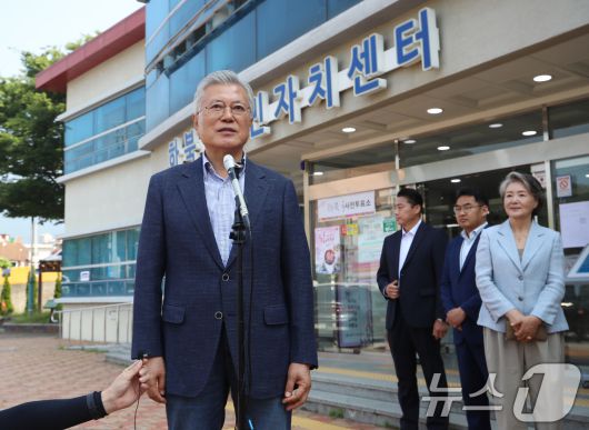 문재인 전 대통령이 제21대 대통령선거 사전투표 첫날인 29일 오전 경남 양산시 하북면주민자치센터에 마련된 하북면 사전투표소에서 투표를 마친 뒤 취재진 질문에 답하고 있다. 2025.5.29/뉴스1 ⓒ News1 윤일지 기자