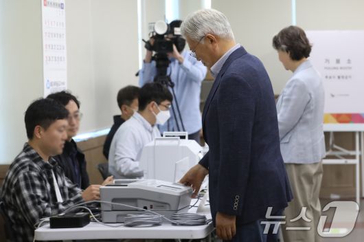 문재인 전 대통령과 부인 김정숙 여사가 제21대 대통령선거 사전투표 첫날인 29일 오전 경남 양산시 하북면주민자치센터에 마련된 하북면 사전투표소에서 투표를 위해 신분을 확인하고 있다. 2025.5.29/뉴스1 ⓒ News1 윤일지 기자