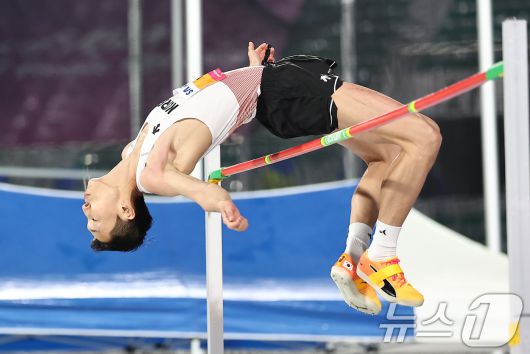 우상혁(용인시청)이 29일 경북 구미시민운동장에서 열린 2025 구미 아시아육상선수권대회 높이뛰기 결선 2m23 1차시기 점프에 성공하고 있다. 2025.5.29/뉴스1 ⓒ News1 김도우 기자