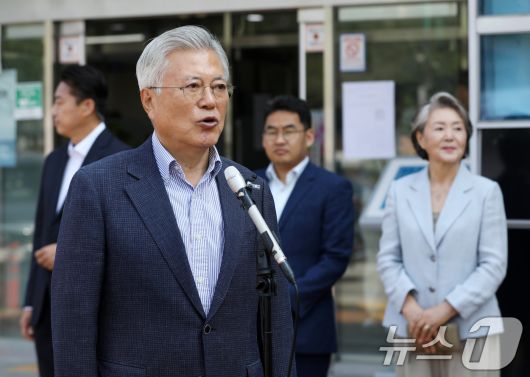 문재인 전 대통령이 제21대 대통령선거 사전투표 첫날인 29일 오전 경남 양산시 하북면주민자치센터에 마련된 하북면 사전투표소에서 투표를 마친 뒤 취재진 질문에 답하고 있다. 2025.5.29/뉴스1 ⓒ News1 윤일지 기자