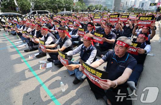 서울시버스노조 노조원들이 서울 송파구 교통회관 앞에서 총파업 투쟁 승리쟁취 버스노동자 결의대회를 하고 있다. 2025.5.26/뉴스1 ⓒ News1 박세연 기자
