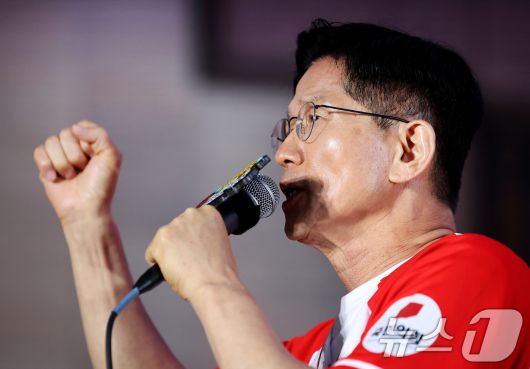 김문수 국민의힘 대통령 후보가 28일 오후 대구 중구 동성로를 찾아 지지를 호소하고 있다. 2025.5.28/뉴스1 ⓒ News1 공정식 기자