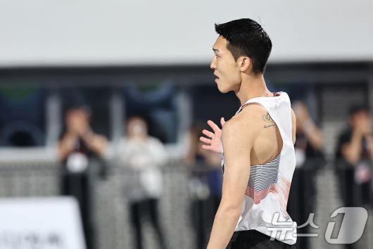 우상혁(용인시청)이 29일 경북 구미시민운동장에서 열린 2025 구미 아시아육상선수권대회 높이뛰기 결선 2m29 1차시기 점프에 성공 후 환호하고 있다. 2025.5.29/뉴스1 ⓒ News1 김도우 기자