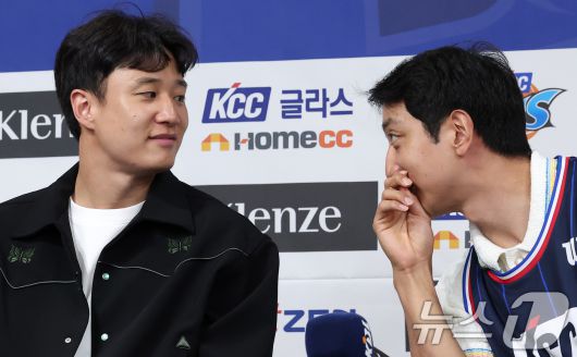 부산 KCC 이지스로 이적한 허훈이 29일 서울 강남구 KBL센터에서 열린 입단식에서 형 허웅과 대화하고 있다. 허훈은 부산 KCC와 계약 기간 5년, 보수 총액 8억원(연봉 6억5000만원·인센티브 1억5000만원)에 계약했다. 이로써 허훈은 형 허웅과 연세대 시절 이후 11년 만에 한솥밥을 먹게 됐다. 2025.5.29/뉴스1 ⓒ News1 김성진 기자