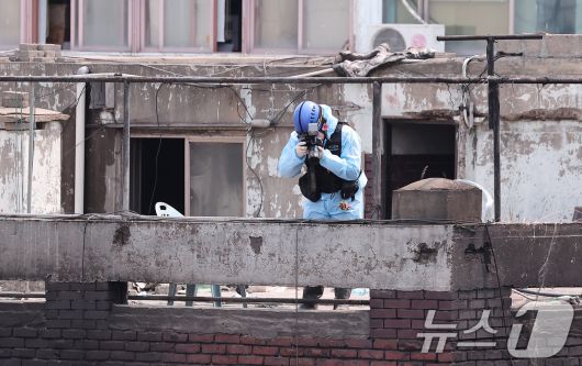 30일 경찰·소방·한국가스공사 등 관계자들이 서울 을지로 세운상가 인근 화재 현장에서 합동감식을 하고 있다.  2025.5.30/뉴스1 ⓒ News1 김성진 기자