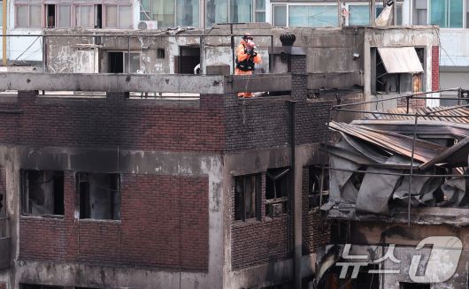 30일 경찰·소방·한국가스공사 등 관계자들이 서울 을지로 세운상가 인근 화재 현장에서 합동감식을 하고 있다.  2025.5.30/뉴스1 ⓒ News1 김성진 기자