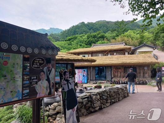 '청학동 국악소녀' 김다현을  기념하기 위해  하동군에서 선포한 김다현길이 시작되는 김봉곤 생가.  지금은  김다현의 큰아버지가 찻집을 운영하고 있다.