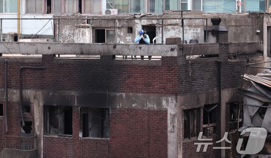 30일 경찰·소방·한국가스공사 등 관계자들이 서울 을지로 세운상가 인근 화재 현장에서 합동감식을 하고 있다.  2025.5.30/뉴스1 ⓒ News1 김성진 기자
