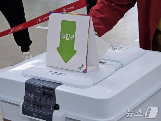 30일 김해시 삼정동 활천동행정복지센터 사전투표소에서 투표지를 넣고 있는 유권자.2025.05.30/뉴스1 박민석기자