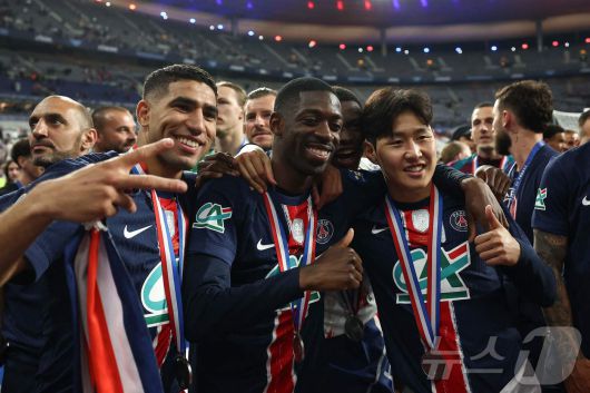 PSG 동료들과 함께 기뻐하는 이강인(오른쪽) ⓒ AFP=뉴스1