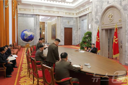 (평양 노동신문=뉴스1) = 북한 노동당 기관지 노동신문은 지난 28일 김정은 당 총비서 주재로 당 중앙군사위원회 제8기 제8차 확대회의가 본부 청사에서 진행됐다고 30일 보도했다. [국내에서만 사용가능. 재배포 금지. DB 금지. For Use Only in the Republic of Korea. Redistribution Prohibited] rodongphoto@news1.kr