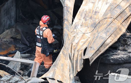 30일 경찰·소방·한국가스공사 등 관계자들이 서울 을지로 세운상가 인근 화재 현장에서 합동감식을 하고 있다.  2025.5.30/뉴스1 ⓒ News1 김성진 기자