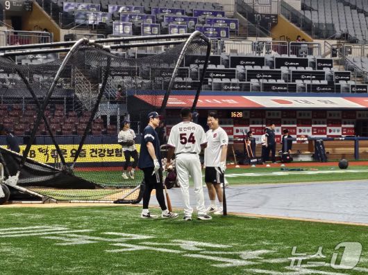 라울 알칸타라(키움 히어로즈)가 30일 팀에 처음 합류한 뒤 옛 동료 양의지, 김재환(이상 두산 베어스)과 만나 이야기를 나누고 있다. ⓒ News1