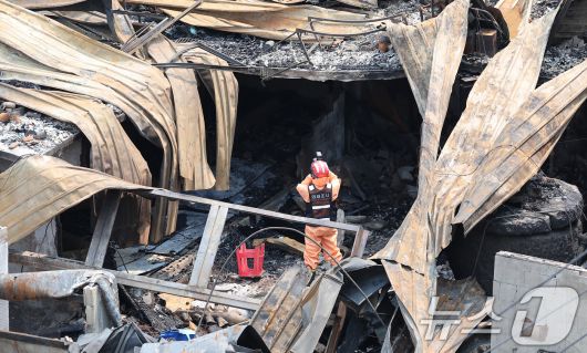 30일 경찰·소방·한국가스공사 등 관계자들이 서울 을지로 세운상가 인근 화재 현장에서 합동감식을 하고 있다.  2025.5.30/뉴스1 ⓒ News1 김성진 기자