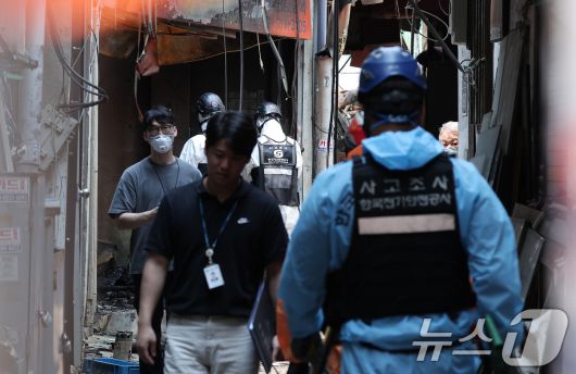30일 경찰·소방·한국가스공사 등 관계자들이 서울 을지로 세운상가 인근 화재 현장에서 합동감식을 하고 있다. 2025.5.30/뉴스1 ⓒ News1 김성진 기자