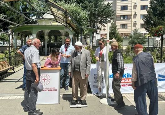 튀르키예의 공공장소 비만도 측정 모습. 튀르키예 지역 보건국 인스타그램 갈무리. 2025.05.30.