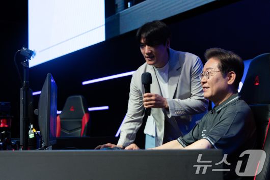 이재명 더불어민주당 대통령 후보가  'K-콘텐츠–e스포츠 LEVEL UP!' e스포츠 산업 현장간담회에서 게임 '리그오브레전드'를 체험하고 있다. 2025.5.17/뉴스1 ⓒ News1 이재명 기자
