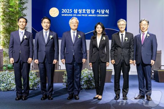 삼성호암상 수상자들이 30일 서울 중구 신라호텔 다이너스티홀에서 열린 ‘2025 삼성호암상 시상식’에서 기념 촬영을 하고 있다. (왼쪽부터) 과학상 물리·수학부문 신석우 UC버클리 교수, 과학상 화학·생명과학부문 정종경 서울대 교수, 공학상 김승우 KAIST 명예교수, 의학상 글로리아 최 MIT 교수, 예술상 구본창 사진작가, 사회봉사상 김동해 사단법인 비전케어 이사장(호암재단 제공. 재판매 및 DB금지). ⓒ 뉴스1 ⓒ News1 박주평 기자