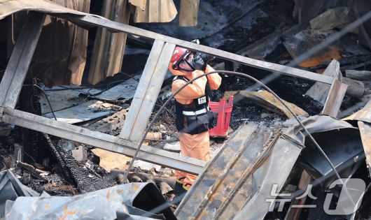 30일 경찰·소방·한국가스공사 등 관계자들이 서울 을지로 세운상가 인근 화재 현장에서 합동감식을 하고 있다.  2025.5.30/뉴스1 ⓒ News1 김성진 기자