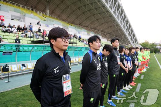 30일 오후 인천시 남동구 남동아시아드럭비경기장에서 열린 쿠팡플레이 초청 여자축구 국가대표팀 친선경기 대한민국과 콜롬비아의 경기에서 신상우 대표팀 감독이 자리하고 있다. 2025.5.30/뉴스1 ⓒ News1 이승배 기자