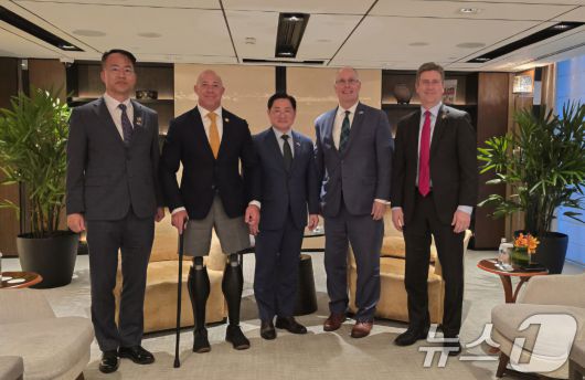 조창래 국방부 국방정책실장이 31일 싱가포르에서 열린 제22차 아시아안보회의 계기 미 하원의원 면담에서 참석자들과 기념사진을 찍고 있다. 왼쪽부터 우경석 국방부 지역안보협력TF장, 브라이언 매스트 하원의원, 조 실장, 존 물레나 하원의원, 그렉 스탠튼 하원의원. (국방부 제공. 재판매 및 DB 금지) 2025.5.31/뉴스1